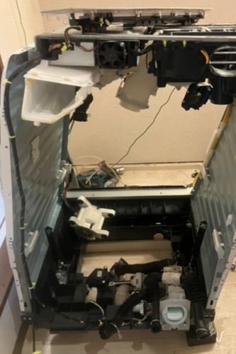 ドラムや水槽を完全に取り外した状態のドラム式洗濯機修理