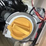 日立ドラム式洗濯機の糸くずフィルターに詰まりがないか確認