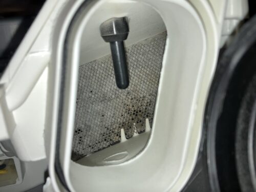 日立ドラム式洗濯機の内部の手の届かないところにあるフィルターの詰まり