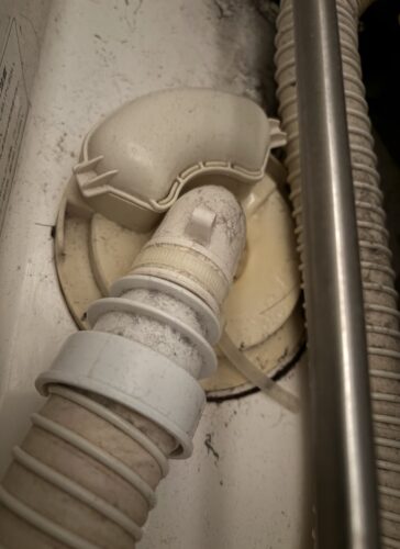 日立ドラム式洗濯機：乾燥中にゴボゴボと水が排水口より出ているようす