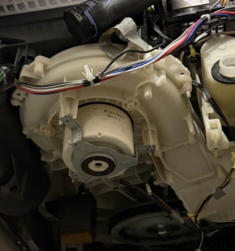 H59の修理でパナソニックドラム式洗濯機ファンモーターを分解するところ