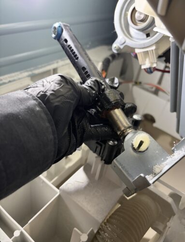 パナソニックドラム式洗濯機の古いダンパーを外したところ